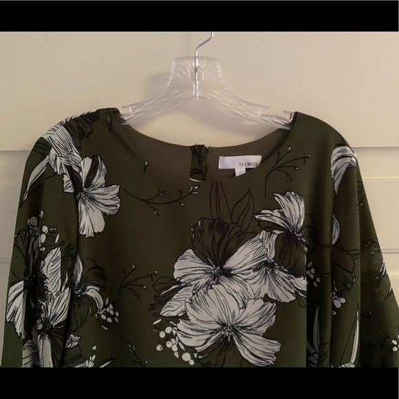 Isla Maude army green blouse w bell sleeves (NWOT) - Picture 3 of 8